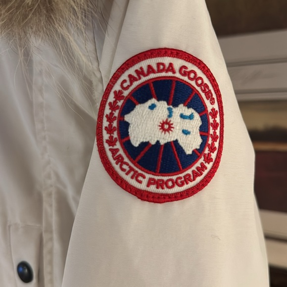 White Canada Goose Parka sz XS NEEDS CLEANING- see pics Coyote Fur detach hood - Picture 4 of 12
